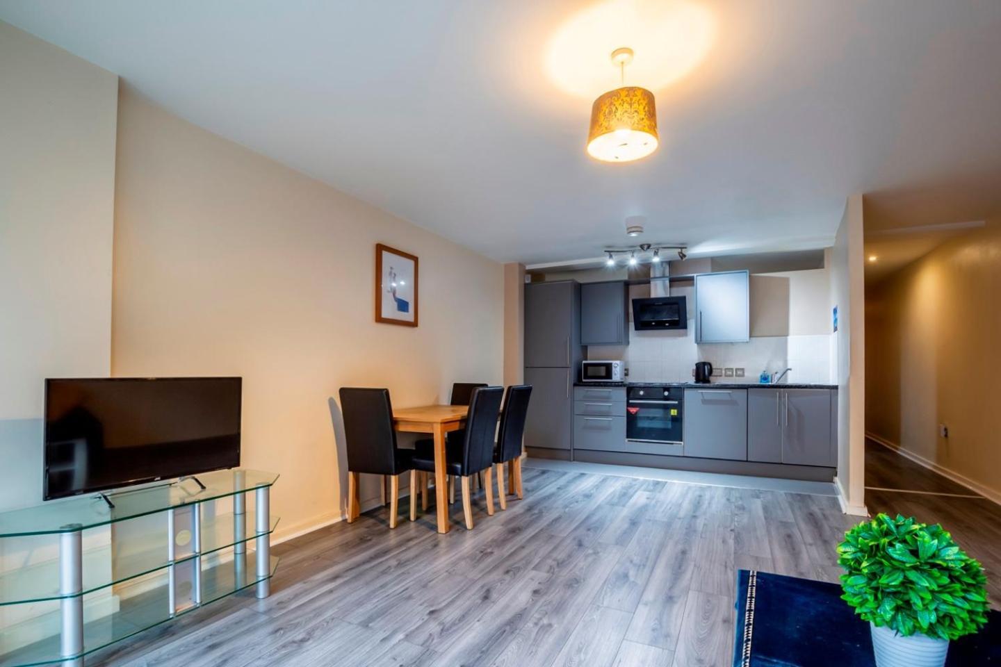 Centre - 50 Percent Off Monthly Apartment Liverpool