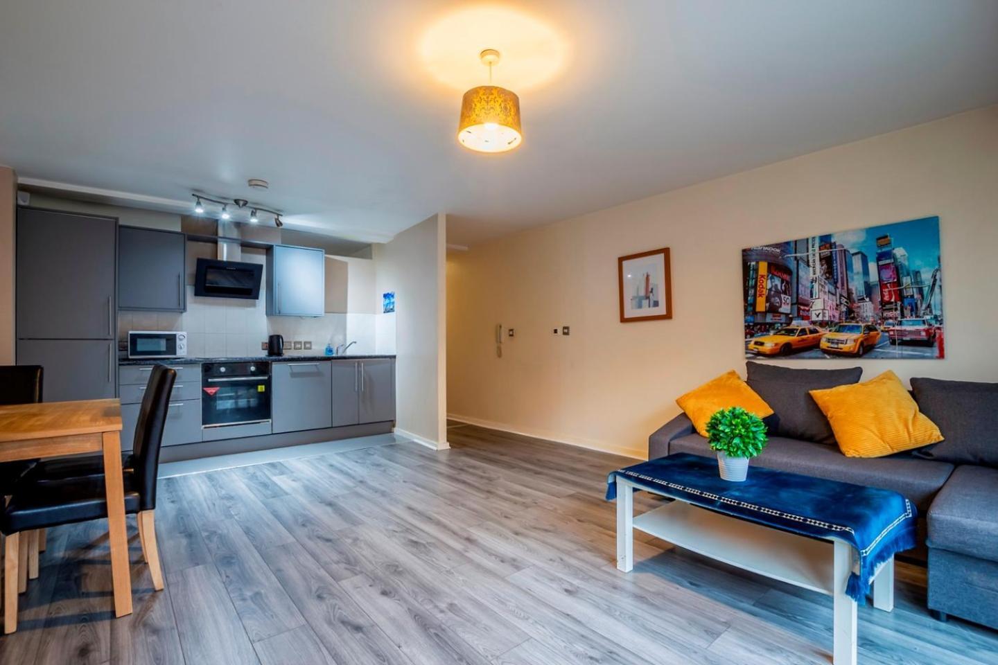 Centre - 50 Percent Off Monthly Apartment Liverpool